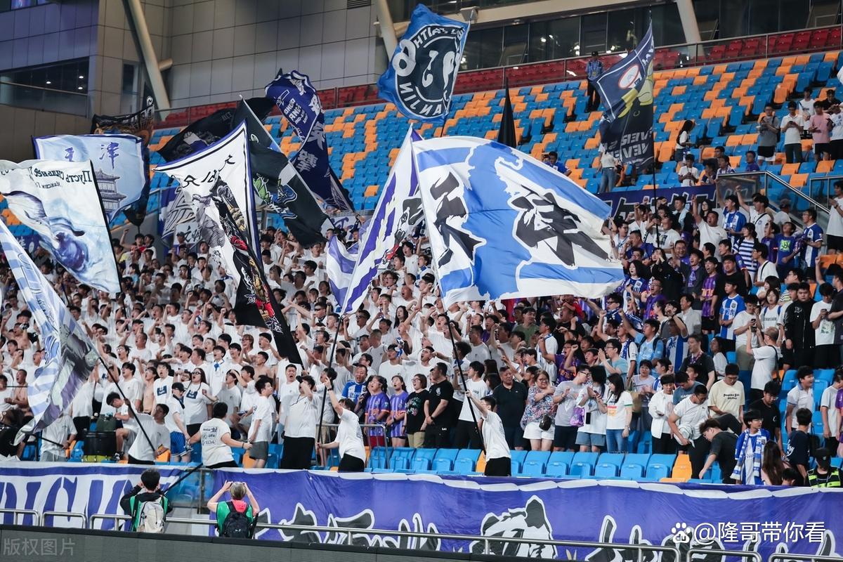 比赛现场氛围火爆!球迷激情助威视频